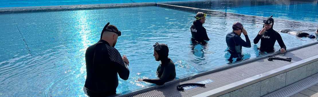 Plongée dans la piscine